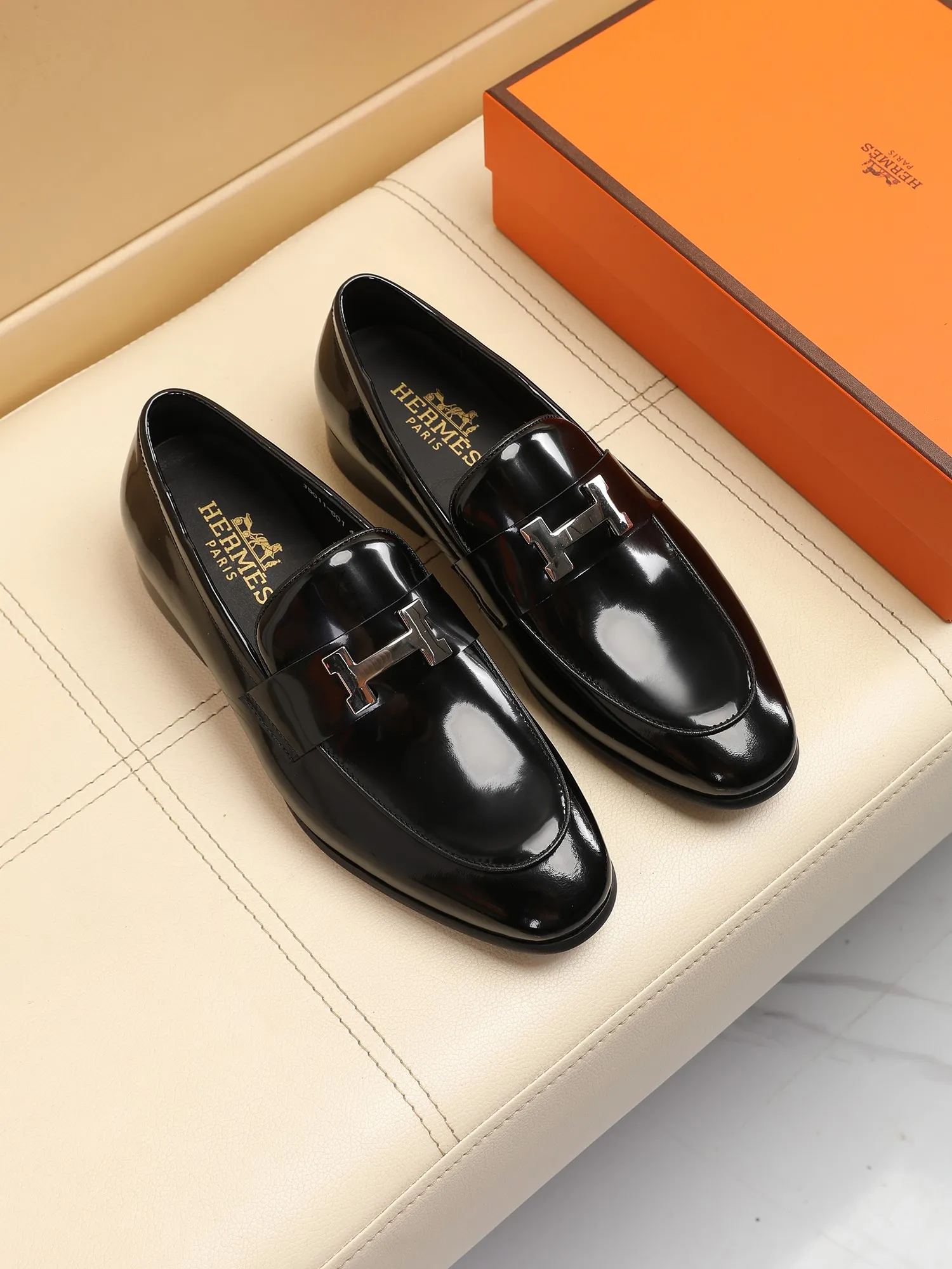 Factory price 460💶[HERMES] (cowhide lining)🍀Italian top luxury🍀He does not pursue novel styles and gorgeous colors, but attracts the favor of successful men with his flawless, elegant and classic style! This very, very comfortable, simple and stable style makes it easy to match any style! The pattern is absolutely 1:1 refined from the original case, and we strive for excellence in materials, imported cowhide + cowhide lining💪💪💪extraordinary texture👍! .Code number: 39 to 44 (38.4546 customized)